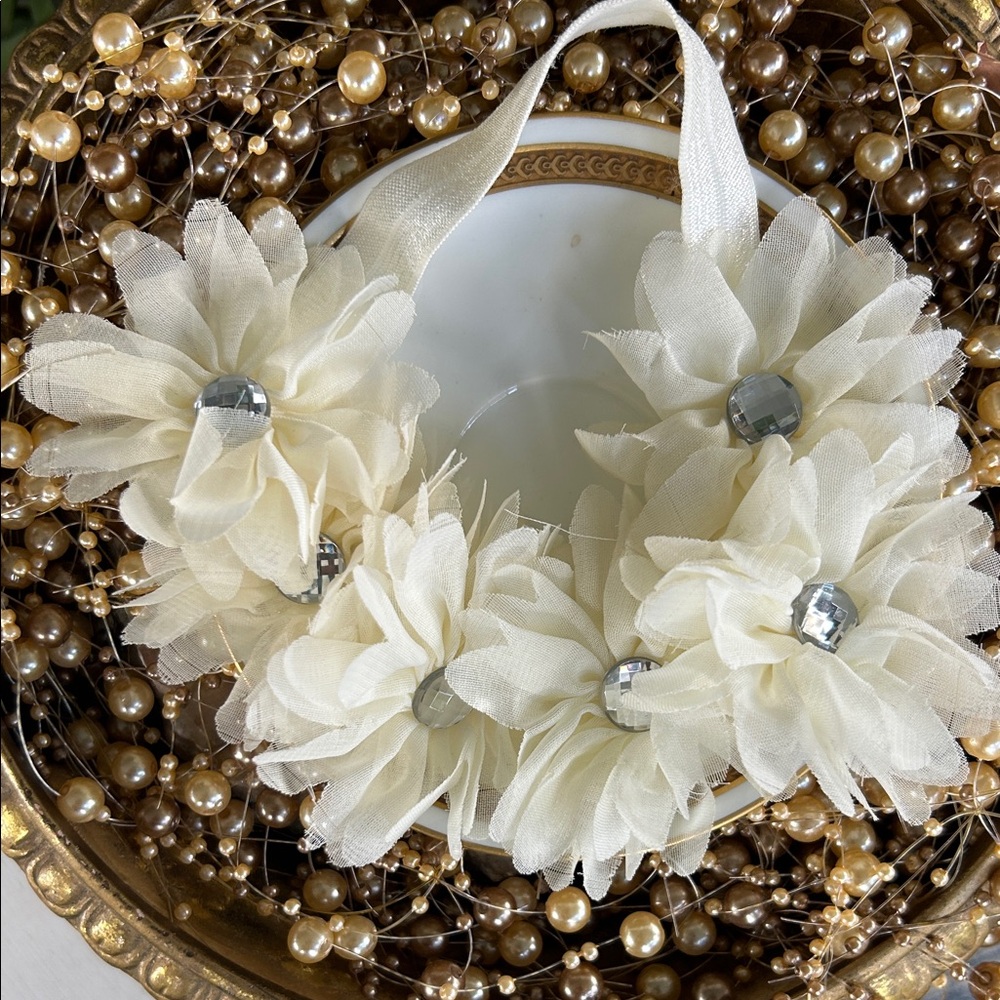 Cream Floral Hair Accessory - Picture 3 of 9